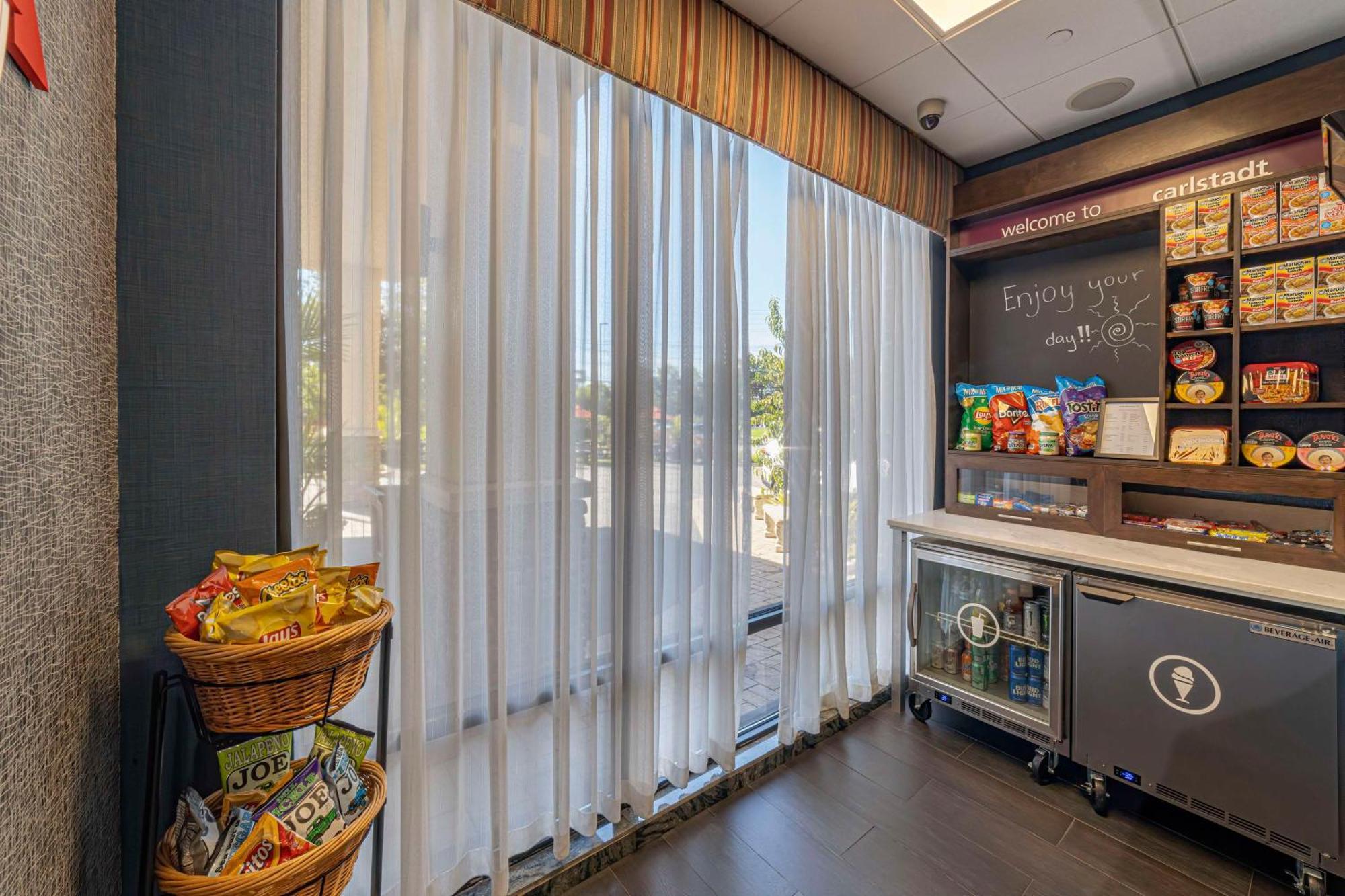Hampton Inn Carlstadt At The Meadowlands Exterior photo
